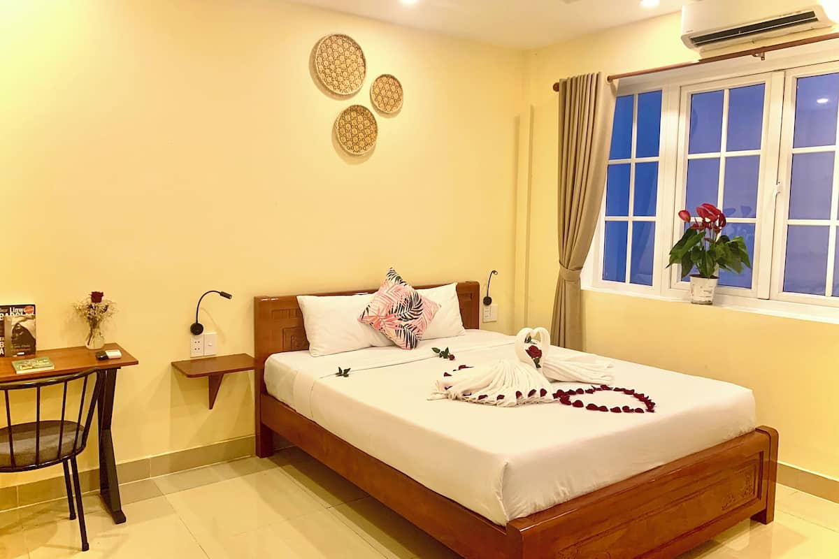 Egyptian cotton sheets, premium bedding, minibar, in-room safe