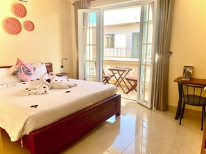 Deluxe tweepersoonskamer, balkon, uitzicht op de stad | Lakens van Egyptisch katoen, luxe beddengoed, een minibar