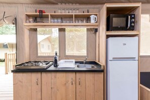 Refrigerador, microondas, parrilla de estufa y cafetera y tetera