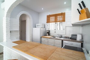 Fridge, microwave, oven, coffee/tea maker