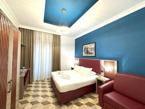 Caja de seguridad en la habitación y tabla de planchar con plancha 