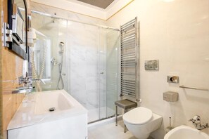 101 Deluxe Room | Bathroom | Shower, hair dryer, slippers, bidet - The Five Oscars Inn (Rome)