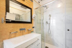 Chambre Deluxe | Salle de bain | Douche, séchoir à cheveux, pantoufles, bidet