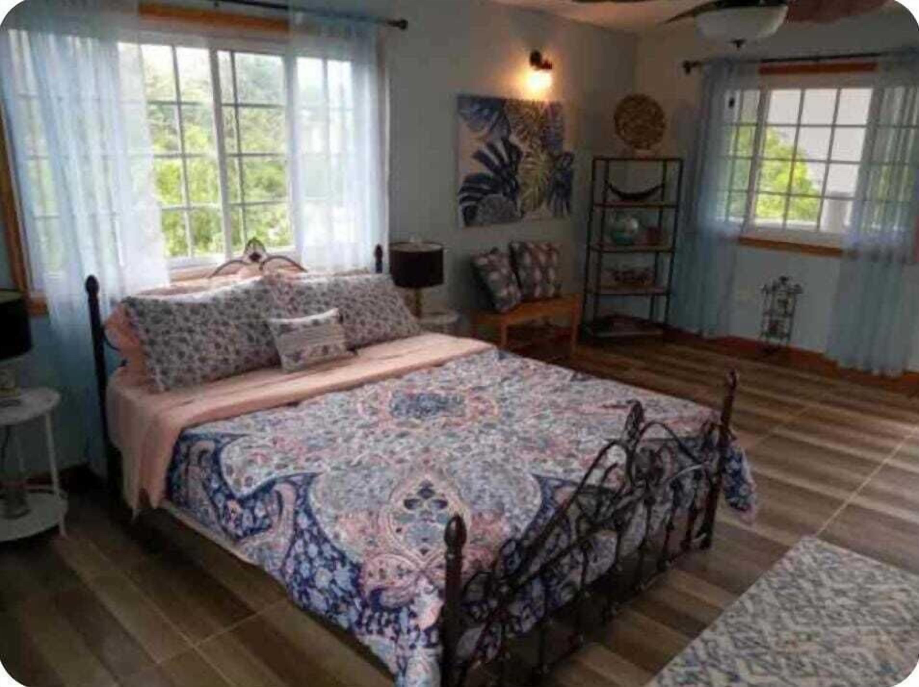 Mörkläggningsgardiner, strykjärn/strykbräda och gratis wi-fi