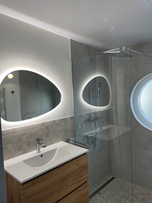 Dusche, Haartrockner, Seife, Toilettenpapier
