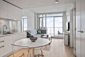 Un appartamento moderno con cucina, zona pranzo e soggiorno.