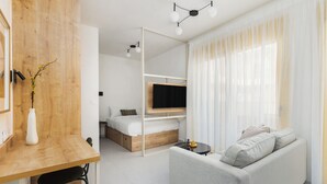 書桌、筆電工作空間、遮光布/窗簾、熨斗/熨衣板
