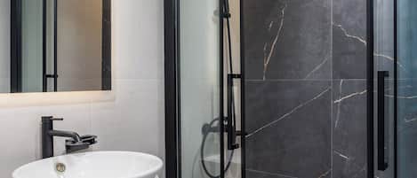 Appartement, 1 chambre | Salle de bain | Douche, articles de toilette écologiques, séchoir à cheveux