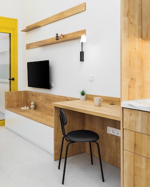 Desk, laptop workspace, blackout drapes, iron/ironing board - Soho Harbor by halu! (Thessaloniki)