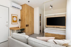 Desk, laptop workspace, blackout drapes, iron/ironing board - Soho Harbor by halu! (Thessaloniki)