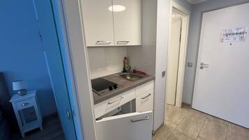 Frigorífico, microondas, placa de cocina y cafetera o tetera