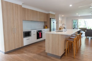 Fridge, microwave, stovetop, dishwasher