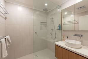 Ducha, secador de pelo, toallas y jabón
