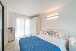2 slaapkamers, een strijkplank/strijkijzer, internet, beddengoed