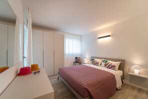 2 bedrooms, iron/ironing board, Internet, bed sheets