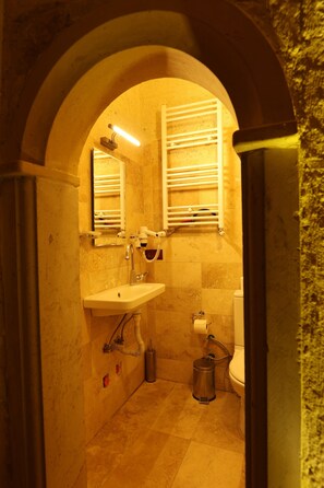 標準雙人房 | 浴室 | 風筒、拖鞋、提供毛巾、番梘