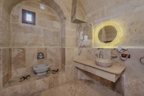 Deluxe Room | Bathroom | Free toiletries, hair dryer, slippers, towels - Cappadocia Balloon House (Urgup)
