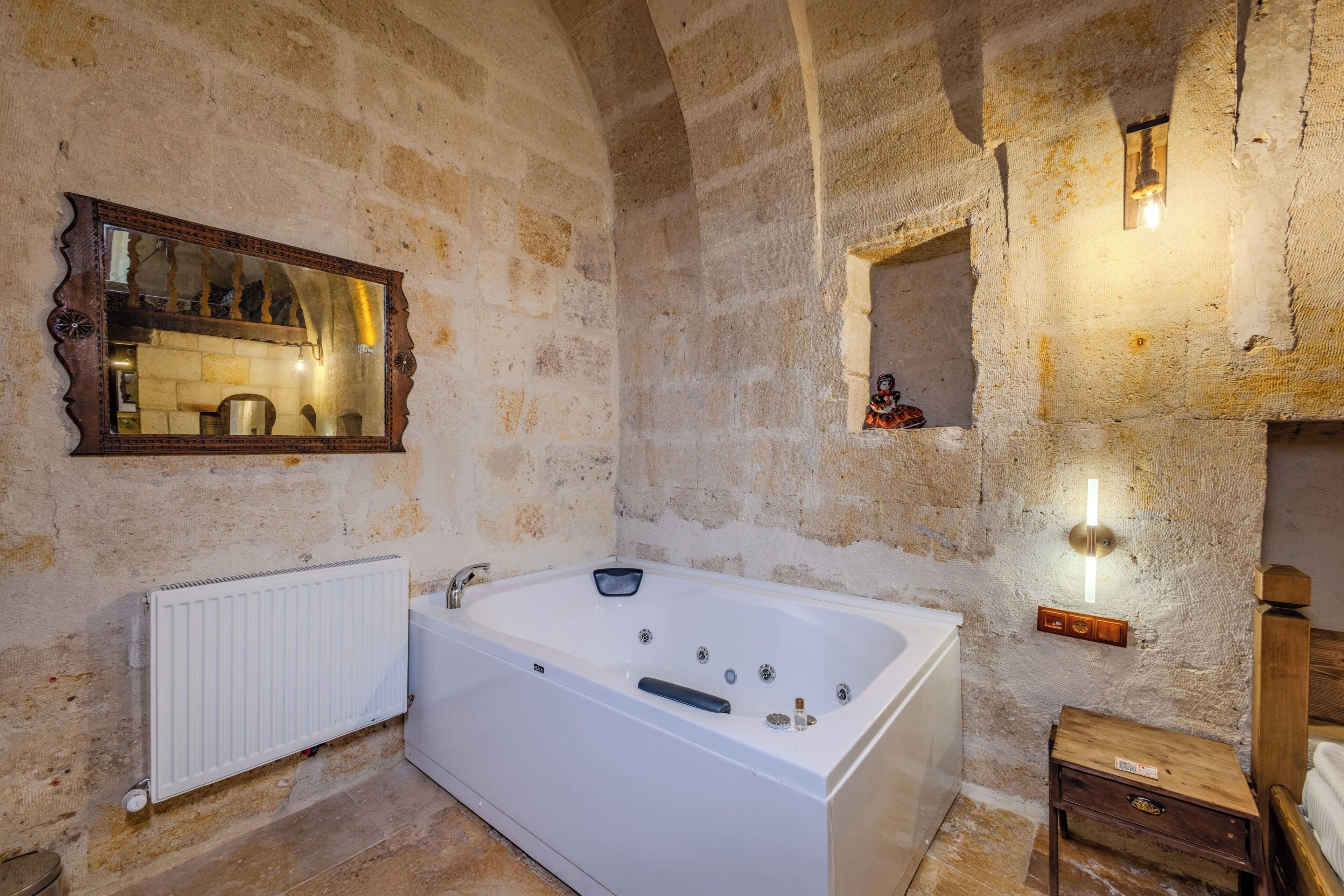 Honeymoon Suite, Hot Tub | Jetted bathtub