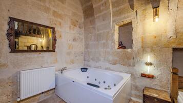 Honeymoon Suite, Hot Tub | Jetted bathtub
