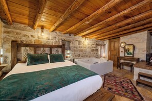 Suite pour lune de miel, baignoire Ă remous | SystĂšme dâinsonorisation, fer et planche Ă repasser