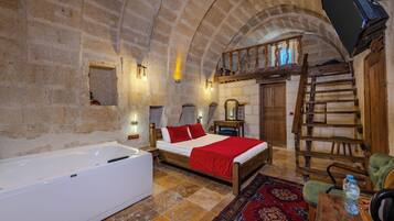 Honeymoon Suite, Hot Tub | Premium bedding, individually decorated, soundproofing