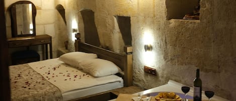 Honeymoon Double Room | Soundproofing, iron/ironing board, free WiFi, bed sheets