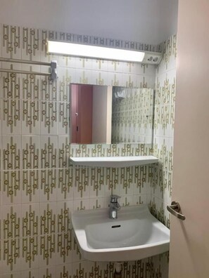 Standard Twin Room | Bathroom | Shower, rainfall showerhead, hair dryer, bathrobes - Hotel Cosmos (Athens)