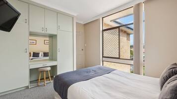 2 bedrooms, iron/ironing board, free WiFi, bed sheets