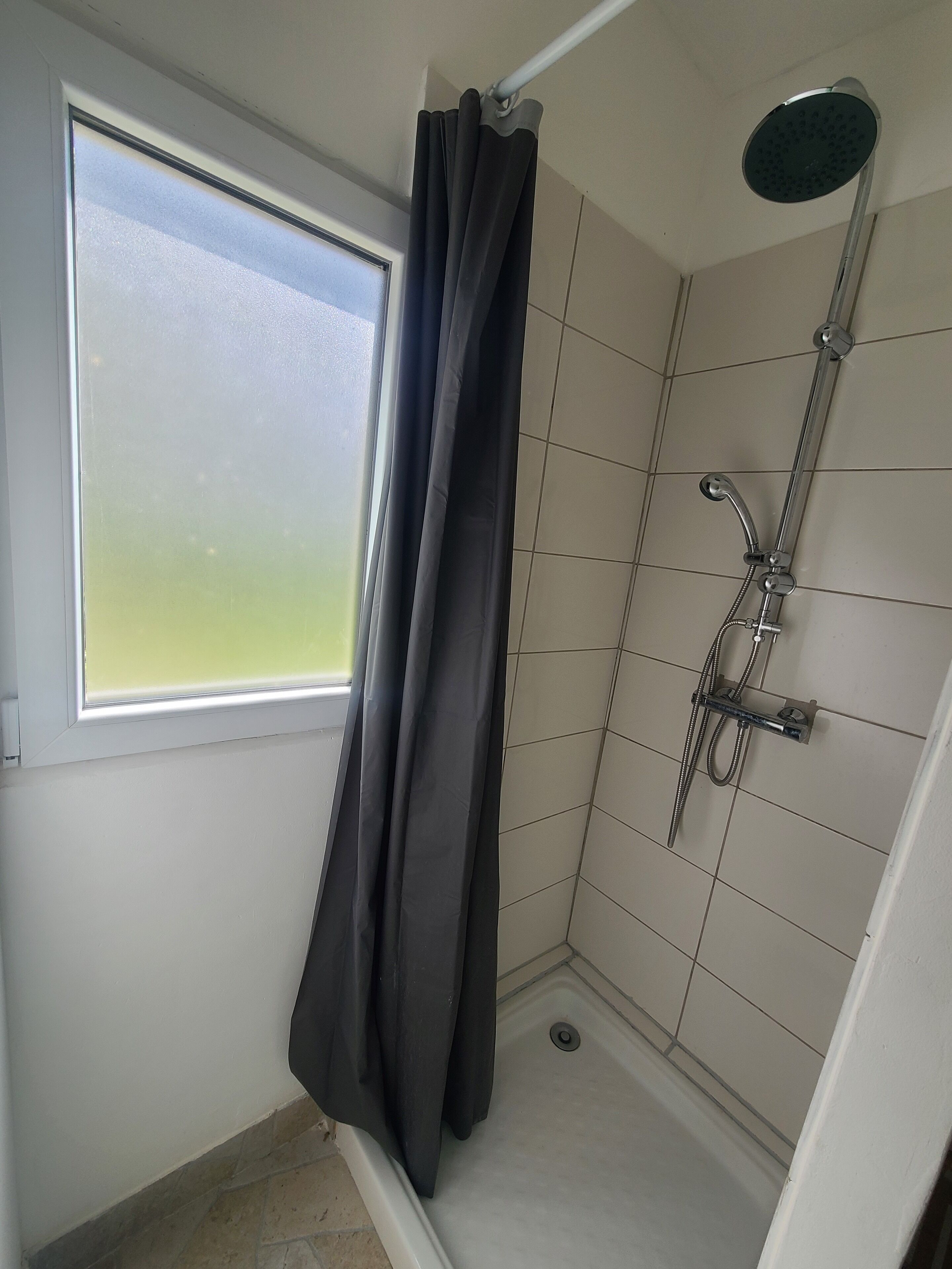 Douche, articles de toilette écologiques, sèche-cheveux