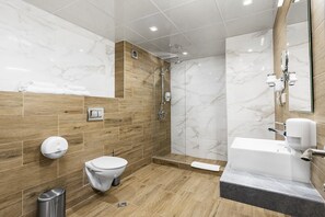 Quarto casal luxo, vista para a cidade | Banheiro | Chuveiro, secador de cabelo, chinelos, toalhas de banho