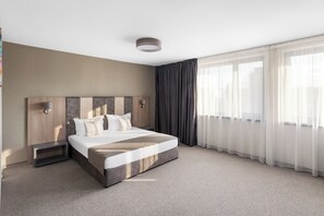 Een kluis op de kamer, een bureau, geluiddichte muren