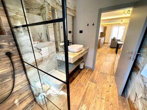 Suihku, hiustenkuivaaja, pyyhkeet, saippua