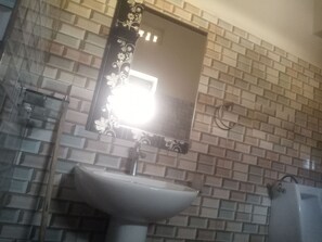 Apartamento luxo, 5 quartos | Banheiro | Chuveiro, chinelos, toalhas de banho