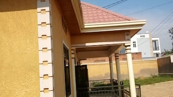 Apartamento luxo, 5 quartos | 5 quartos, escrivaninha, espaço de trabalho para notebook