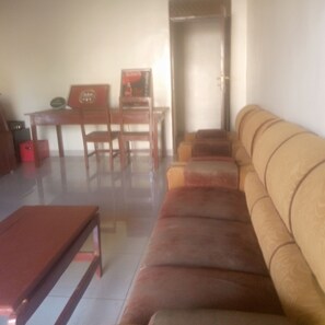 Deluxe Apartment, 5 Bedrooms | Living area