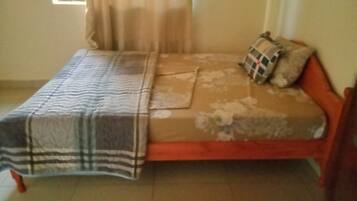 Standard Double Room | Meja, ruang kerja komputer riba, Wi-fi percuma