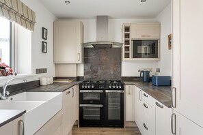 Private kitchen - Watergate - 2 Bed, Family, Surfer and Pet Friendly (Newquay)