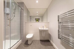 シャワー、ヘアドライヤー、タオル