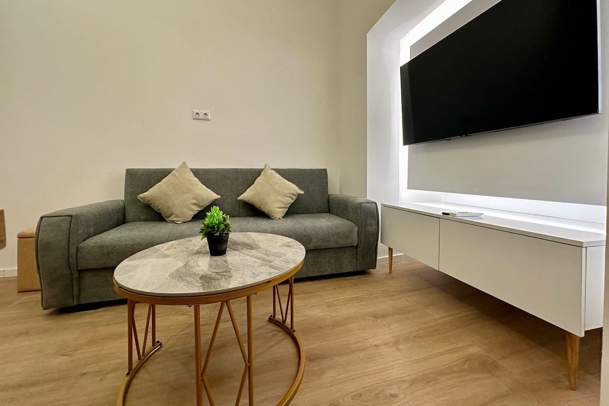 Appartamento Comfort | Area soggiorno | Smart TV 43 pollici con canali via cavo