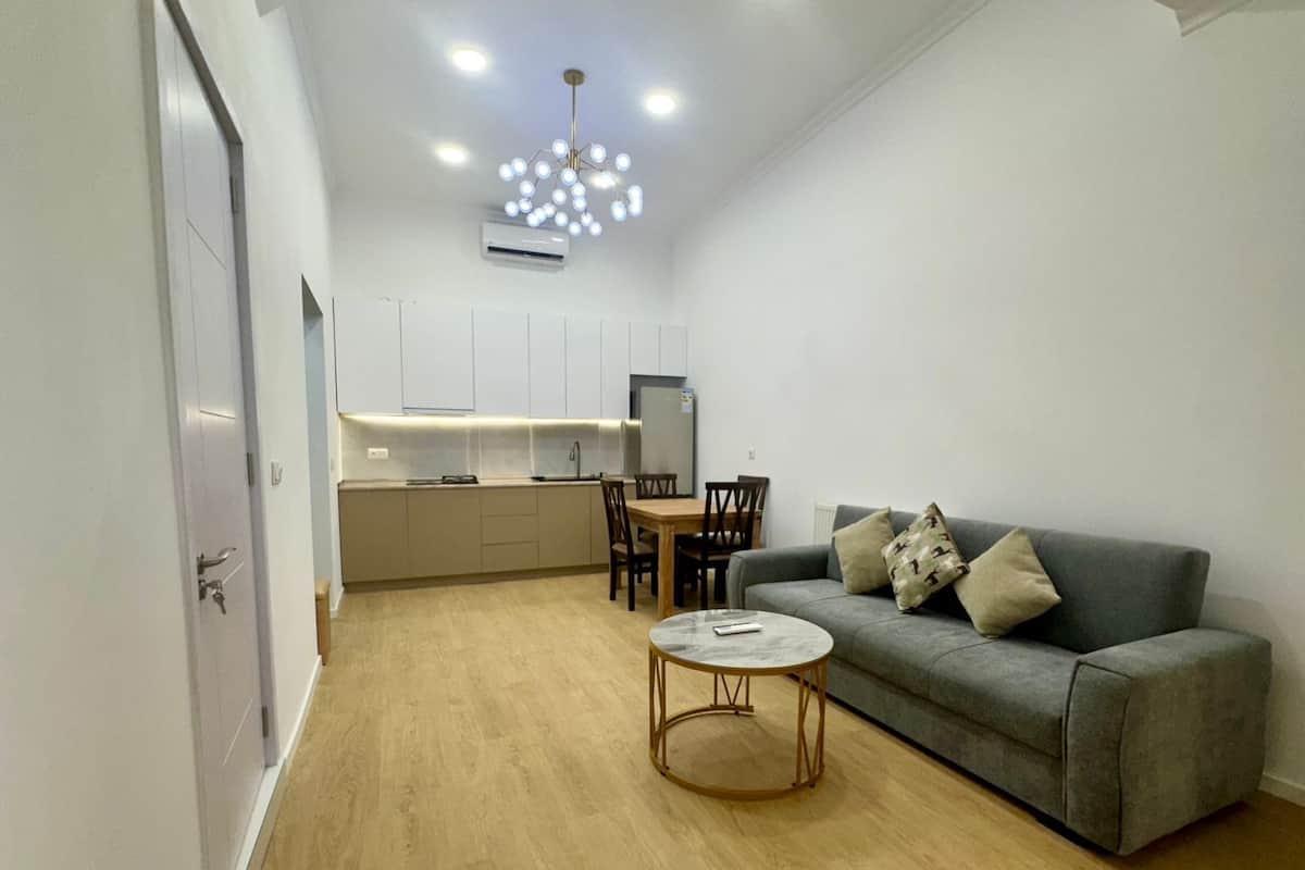 Appartamento Deluxe, vista città | Area soggiorno | Smart TV 43 pollici con canali via cavo