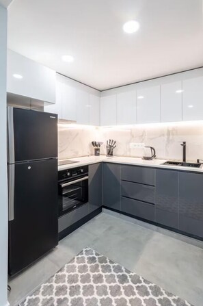 Fridge, stovetop, electric kettle, cookware/dishes/utensils - Nova Charm Aparthotel in Old Tbilisi (Tbilisi)