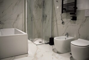 Luxury Quadruple Room | Bathroom | Shower, free toiletries, hair dryer, towels - Domus Dea Roma - by Trinità (Rome)