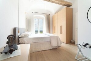 2 عدّة غرف نوم ومكواة/لوح كي وسرير سفر وواي فاي