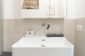 تجهيزات دش، مجففات شعر، مراحيض شطف، مناشف