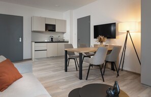 Großer Kühlschrank, Mikrowelle, Herdplatte