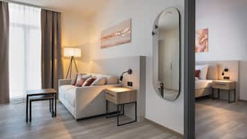 Ropa de cama de alta calidad y caja de seguridad en la habitación