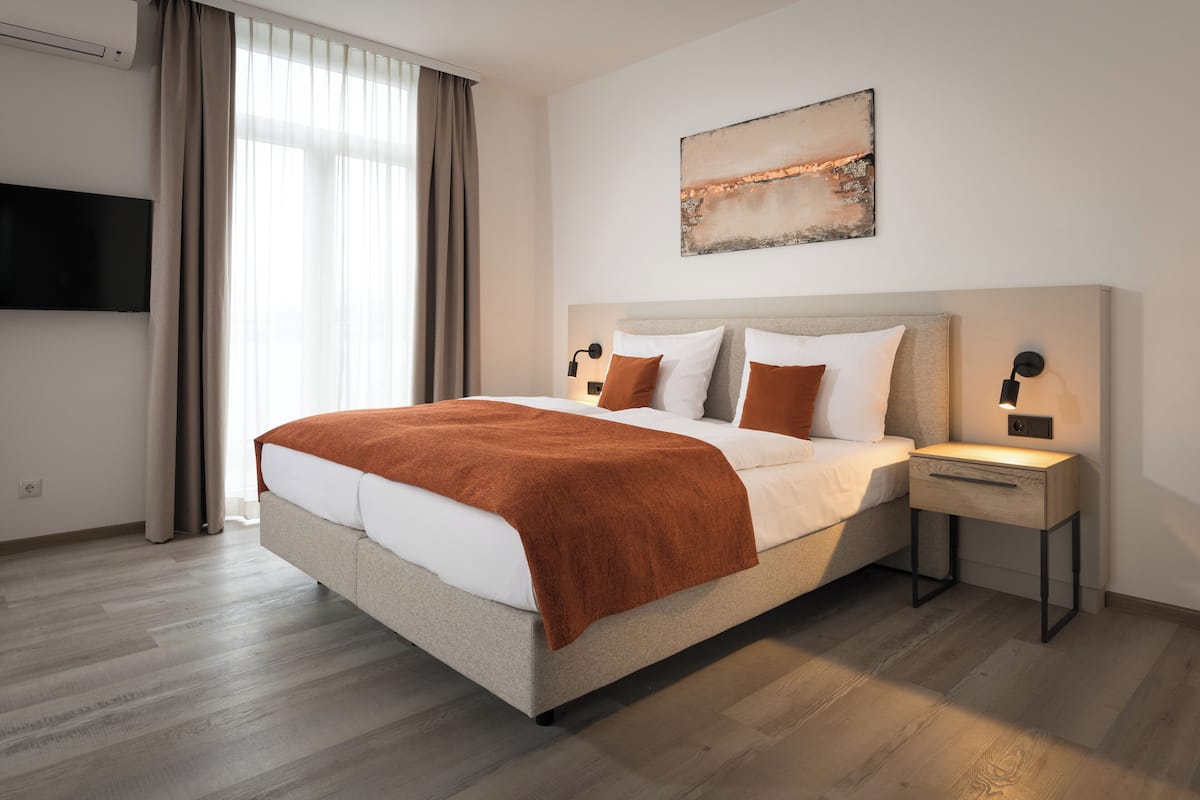 Ropa de cama de alta calidad, caja fuerte, escritorio y cortinas opacas