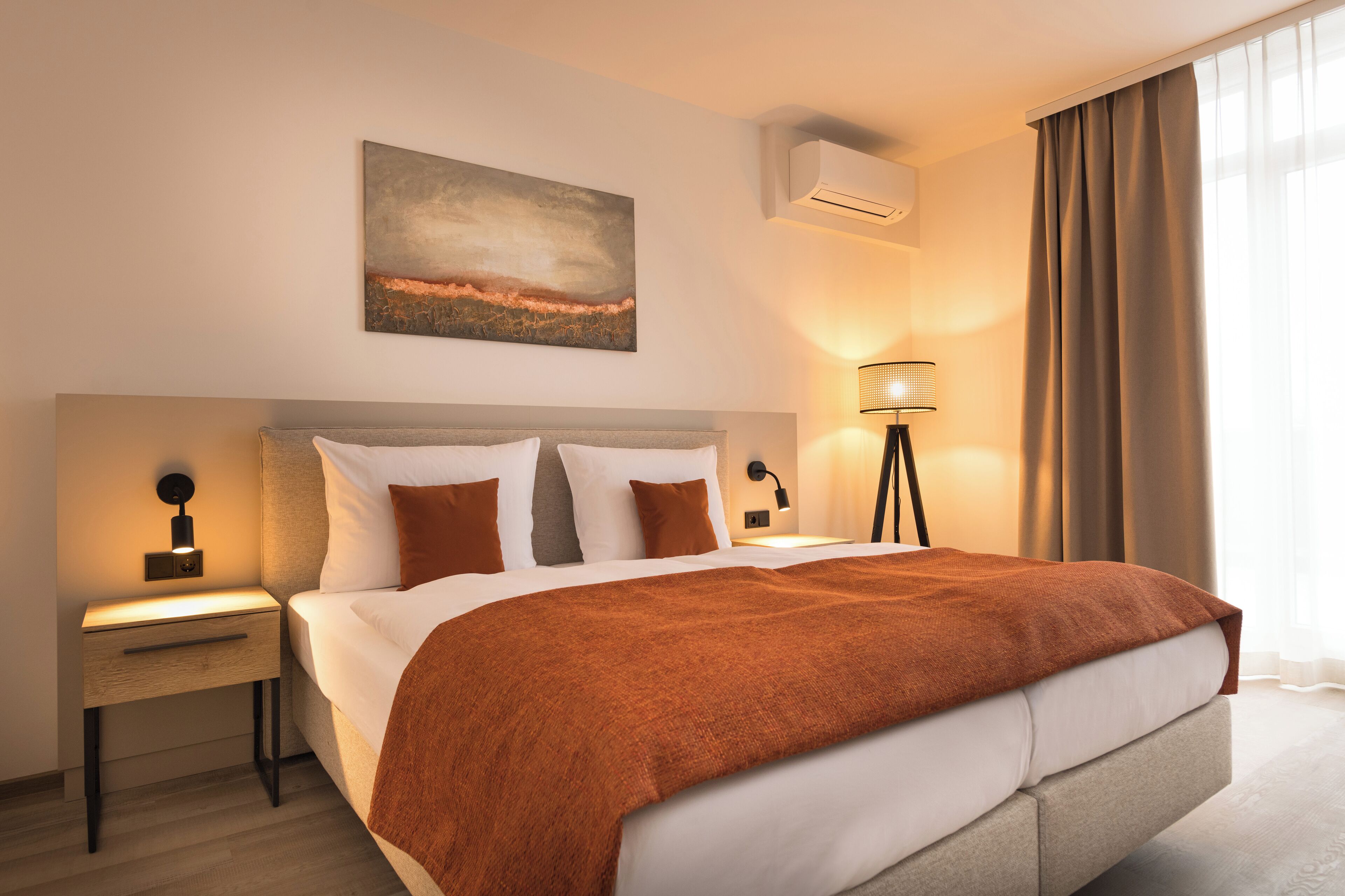 家庭房 (Air-conditioning) | 高档床上用品、客房内保险箱、办公桌、遮光窗帘