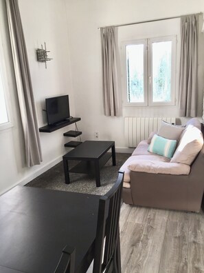 TV - Bright 45m2 walk-through apartment (Aix-en-Provence)