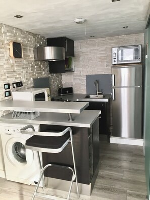 Kühlschrank, Mikrowelle, Ofen, Herdplatte